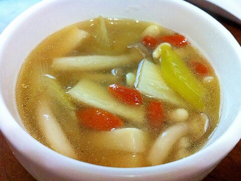 体の芯から暖まる☆キノコと鶏肉の薬膳スープ